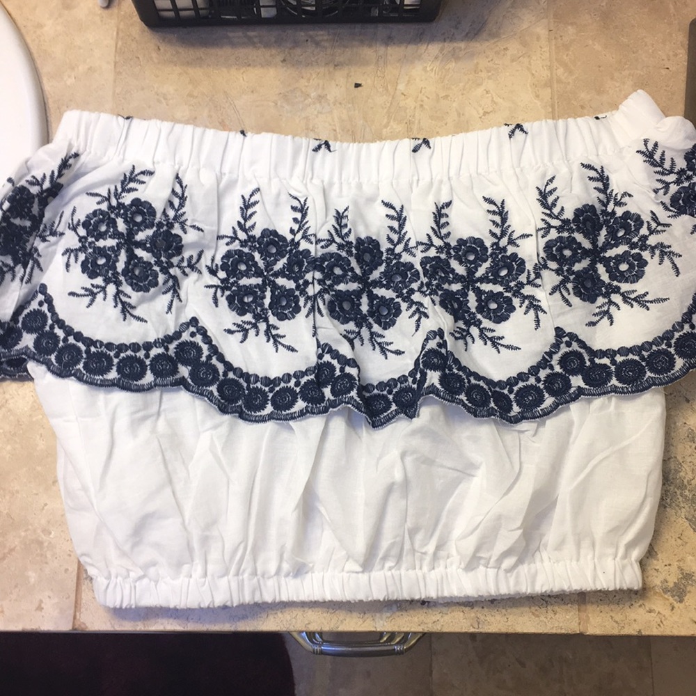 Crop top and shorts - Picture 6 of 6